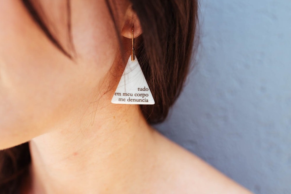 Foto do produto brinco tudo em meu corpo me denuncia