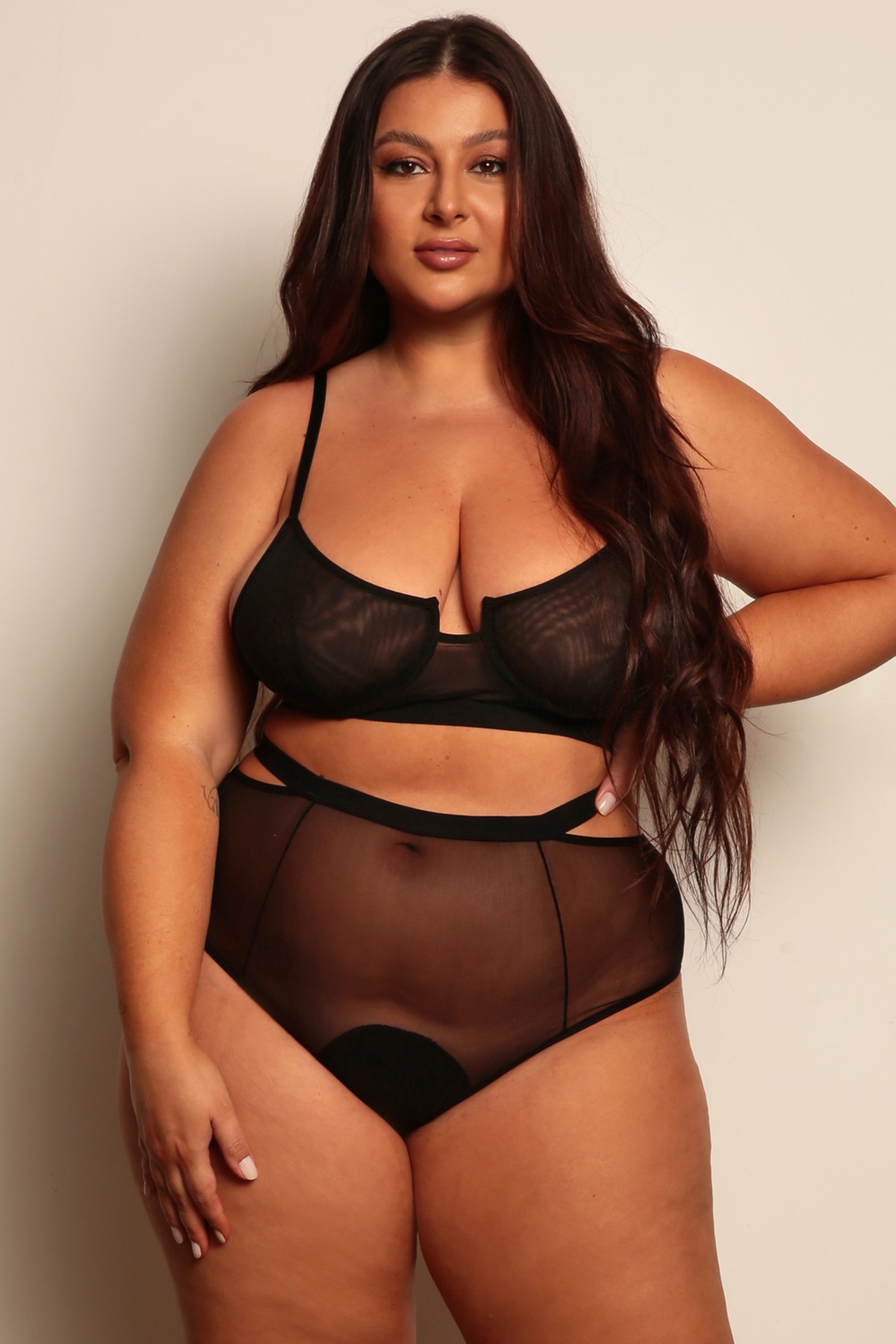 HOT PANTS PRETA TULE CARLOTTA