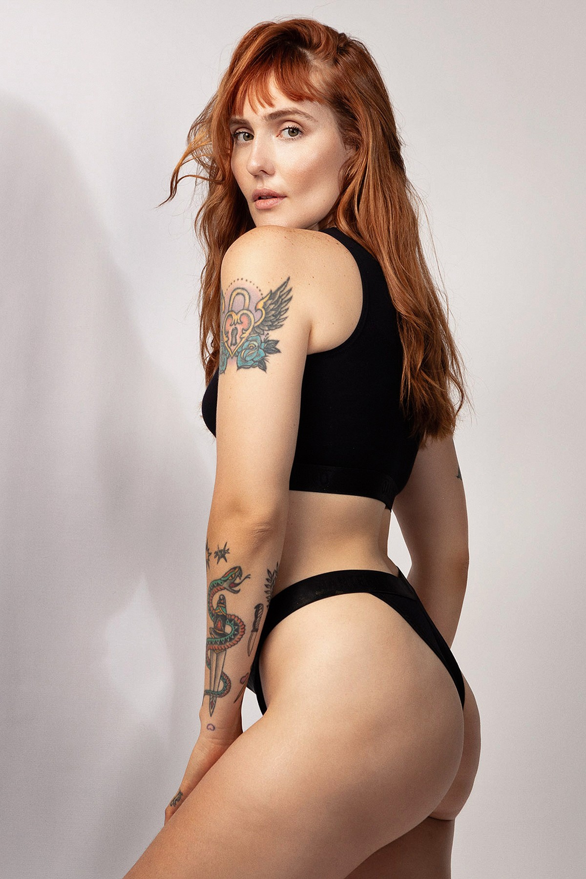 TOP CROPPED PRETO ISLA