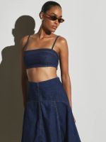 Top Cropped Bralette de Denim Lavagem Escura com Decote Quadrado, Alças Ajustáveis e Costas Franzidas, Estilo Festival de Verão