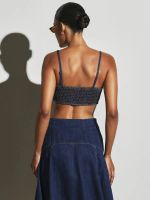Top Cropped Bralette de Denim Lavagem Escura com Decote Quadrado, Alças Ajustáveis e Costas Franzidas, Estilo Festival de Verão