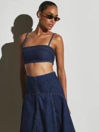 Foto do produto Top Cropped Bralette de Denim Lavagem Escura com Decote Quadrado, Alças Ajustáveis e Costas Franzidas, Estilo Festival de Verão