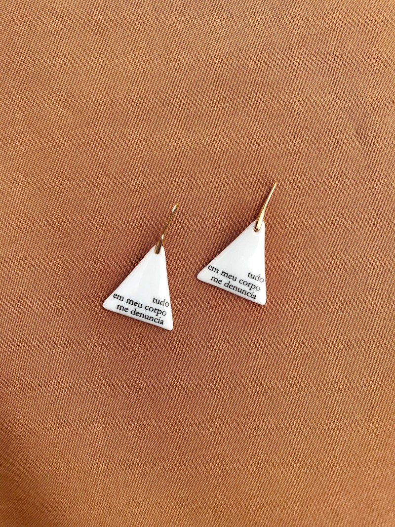 brinco tudo em meu corpo me denuncia