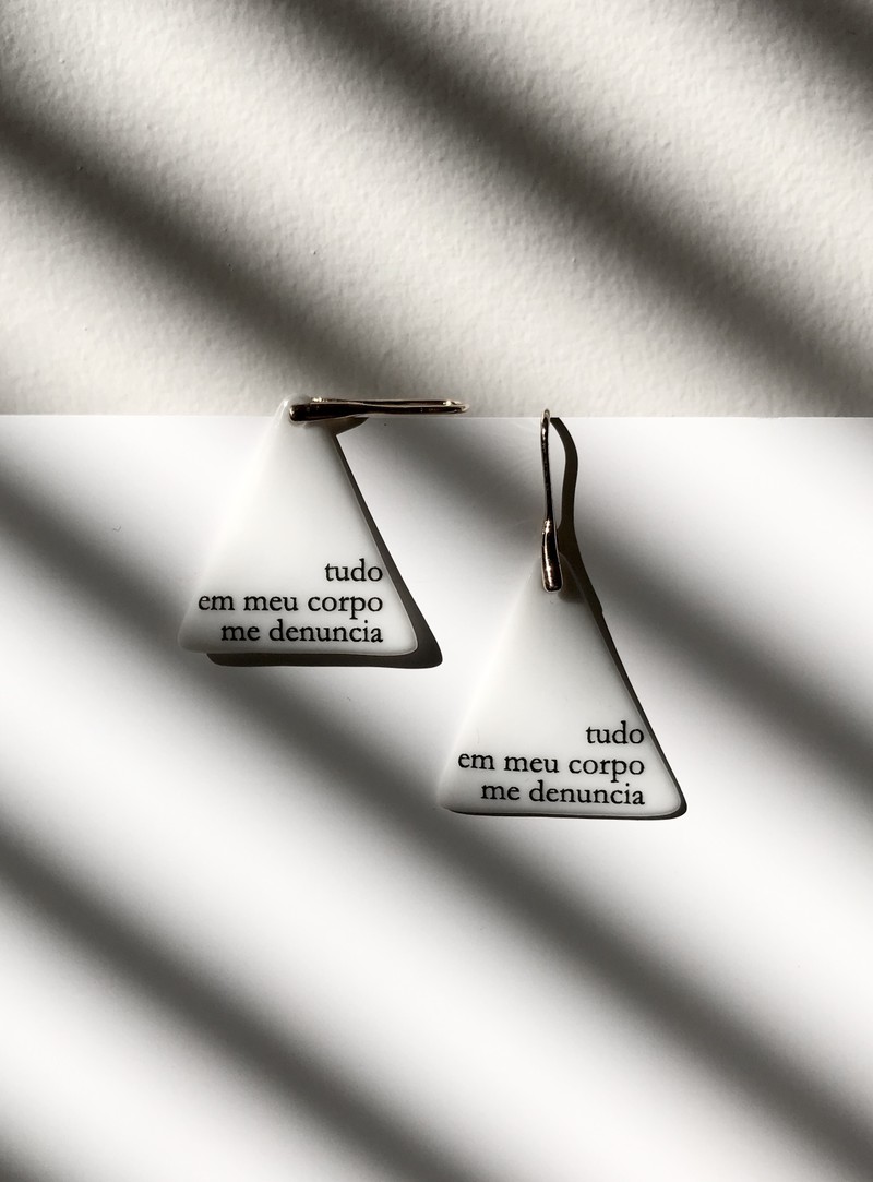 brinco tudo em meu corpo me denuncia