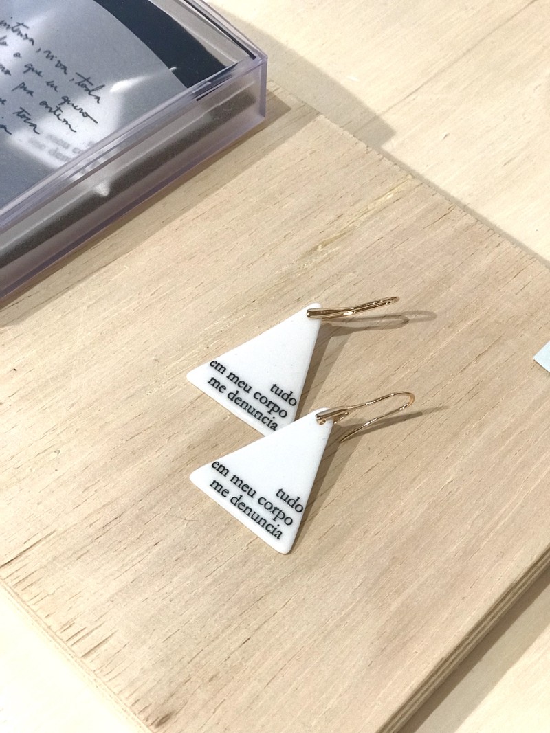 brinco tudo em meu corpo me denuncia