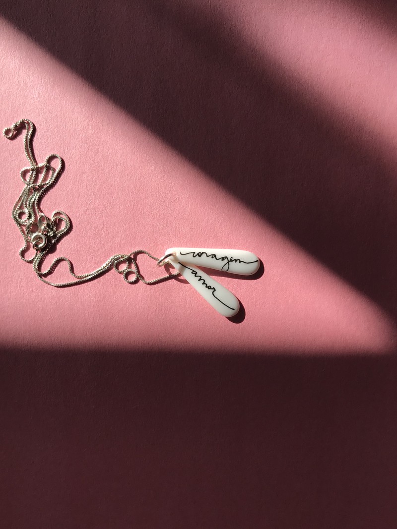 colar coragem amor porcelana | necklace courage love porcelain